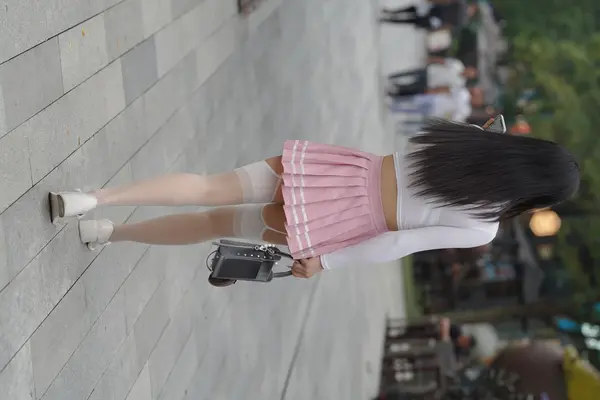 魔镜街拍 NO.161 街拍白丝吊带袜美女 - 魔镜街拍